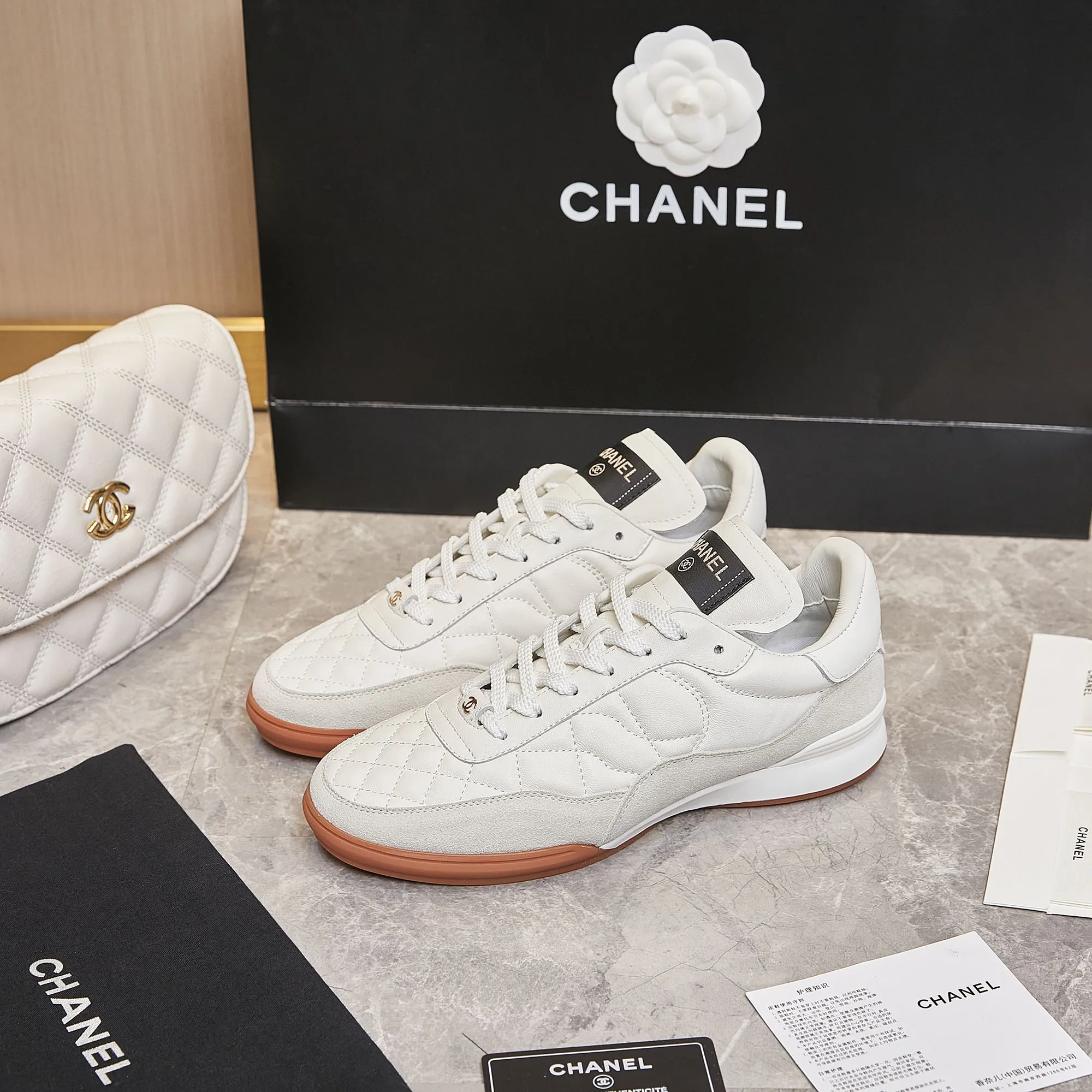 👟👟Ex-factory price 560👟👟 Chanel Chanel - 2024 counter top casual sports shoes This classic design; the upper is electro-embroidered with a variety of techniques; the outsole is fashionable and sporty; it is unusual to incorporate a variety of color matching elements... The diversified mix and match is very beautiful and versatile, casual, fashionable, sports and outdoor can be taken into account... ꫛꫀꪝ Go➫ Material: ❶Upper is made of: Original imported mixed-breed sheep ❷Inside made of: original imported breathable sheepskin ❸Outsole based on: original TPU outsole Full set of boutique packaging for women 35–41